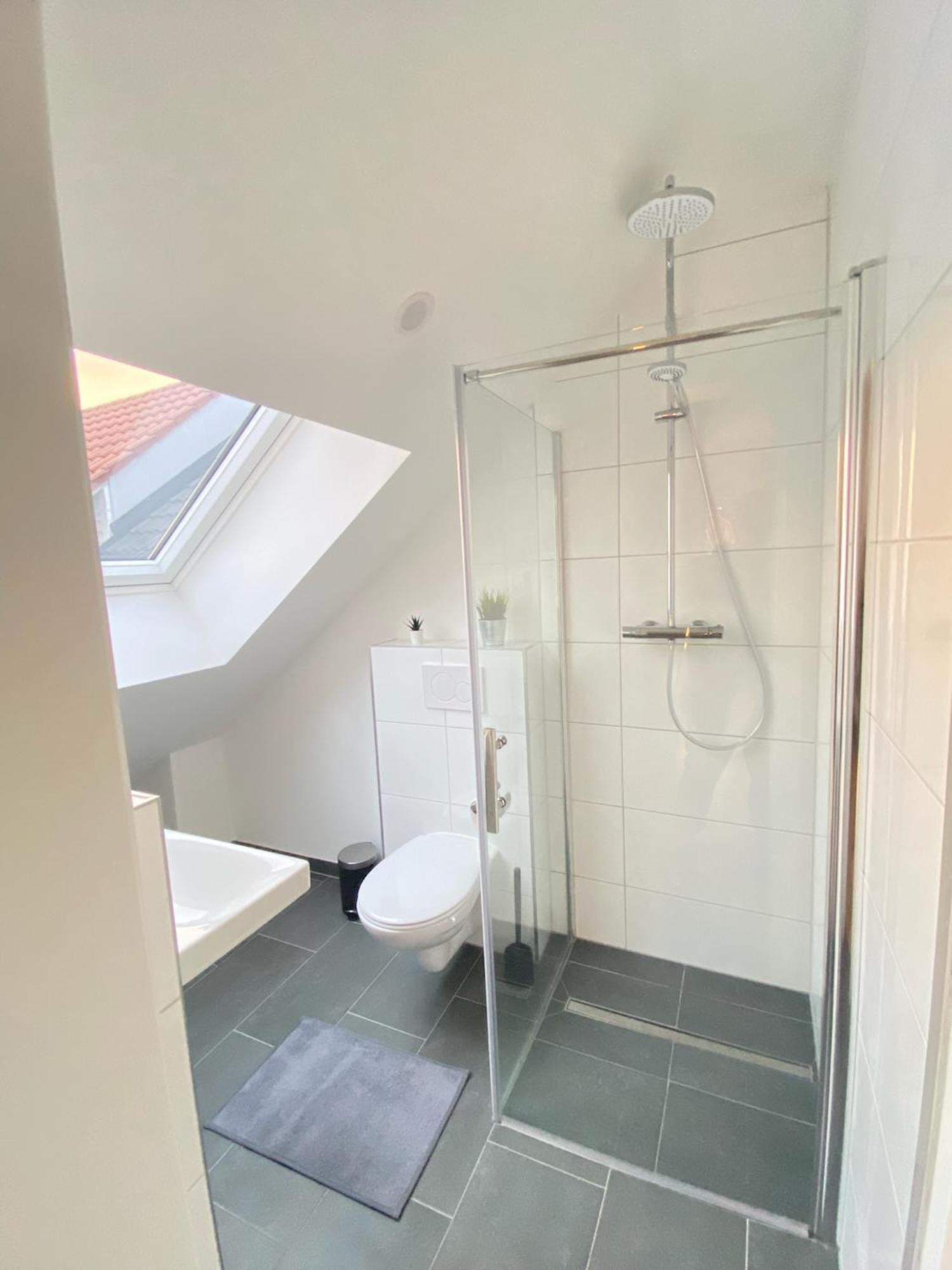 Charmantes Studio-Apartment Im Herzen Von Neureut - Fussbodenheizung, Regendusche, Waschmaschine, Stellplatz Karlsruhe Ngoại thất bức ảnh