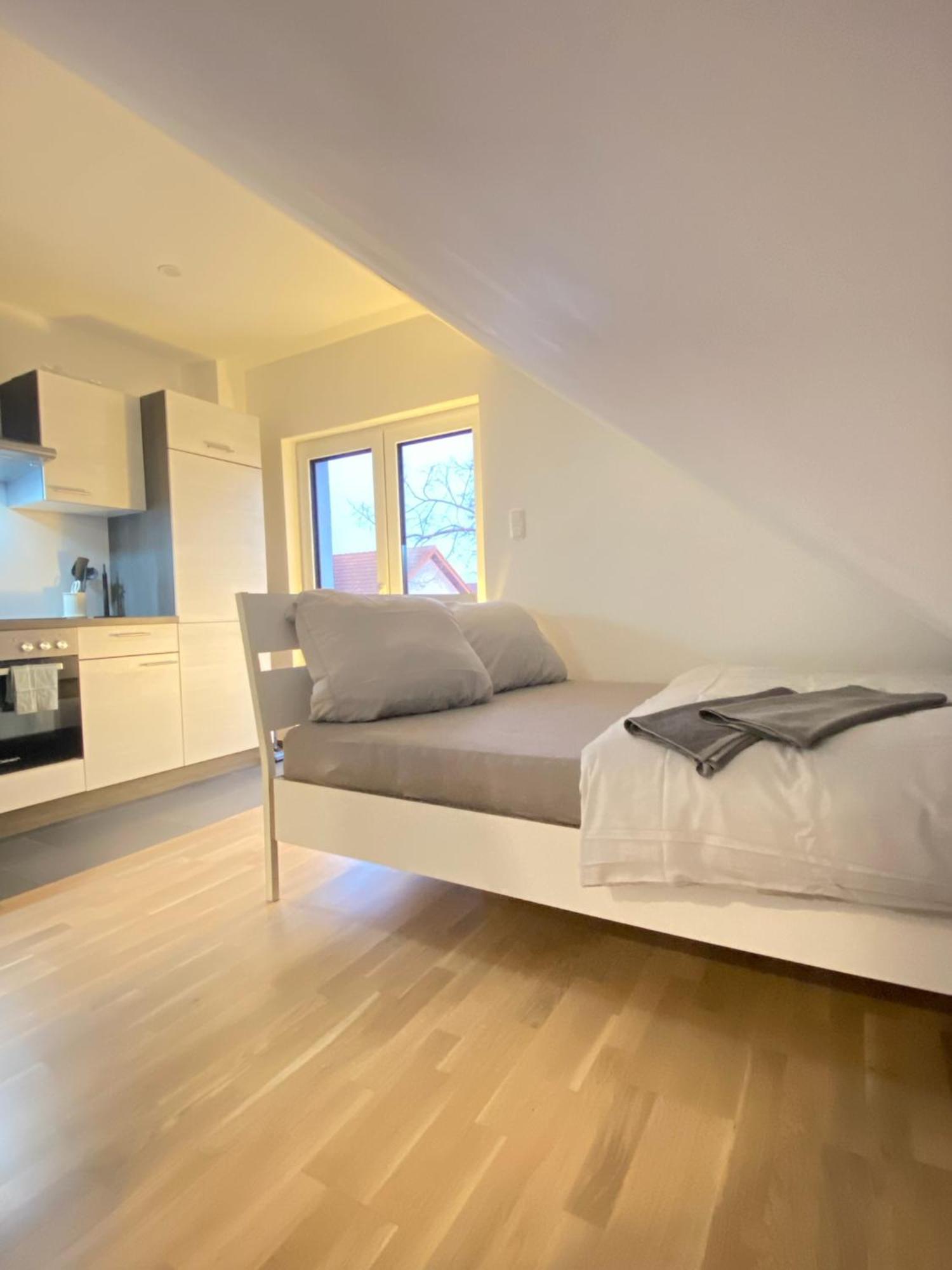 Charmantes Studio-Apartment Im Herzen Von Neureut - Fussbodenheizung, Regendusche, Waschmaschine, Stellplatz Karlsruhe Ngoại thất bức ảnh
